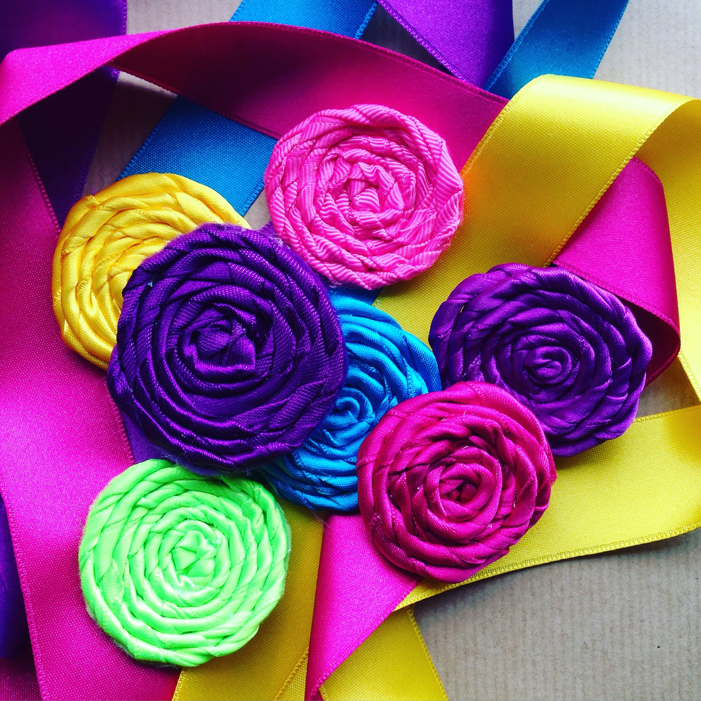 DIY twisted ribbon flower + Q&A – The Crafty Mummy